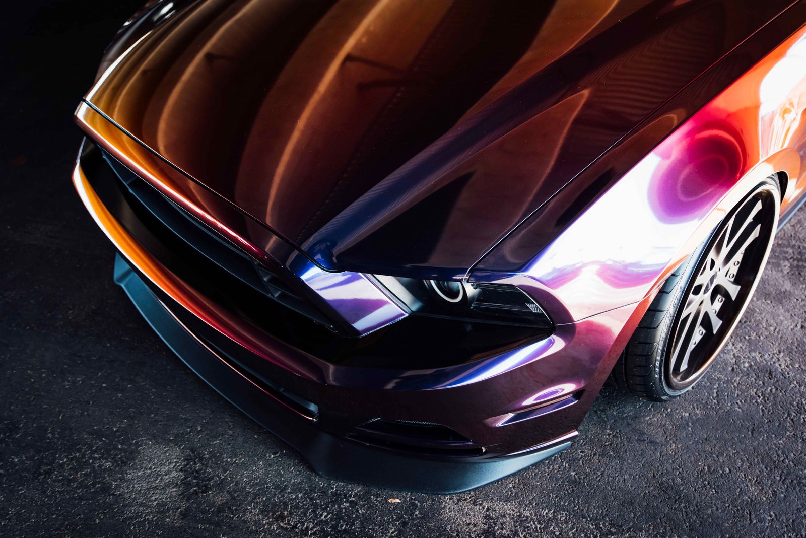 Bliskie ujęcie reflektora i srebrnego lakieru